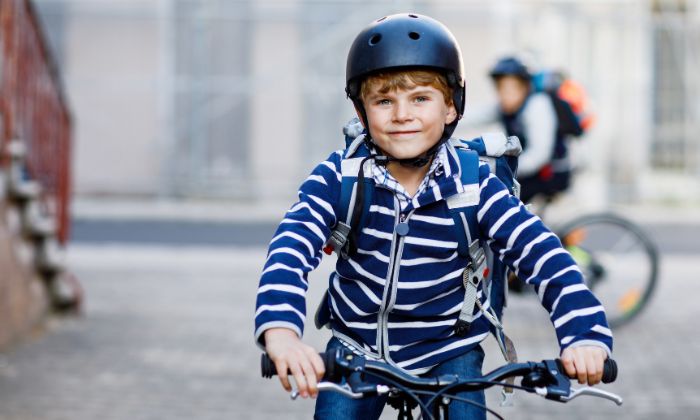 Mobil mit dem Rad in der Stadt unterwegs – das sollte auch für Kinder gefahrlos möglich sein. © Irina Schmidt/Adobe Stock